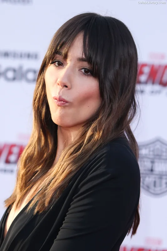 Chloe Bennet photo 10 of 841