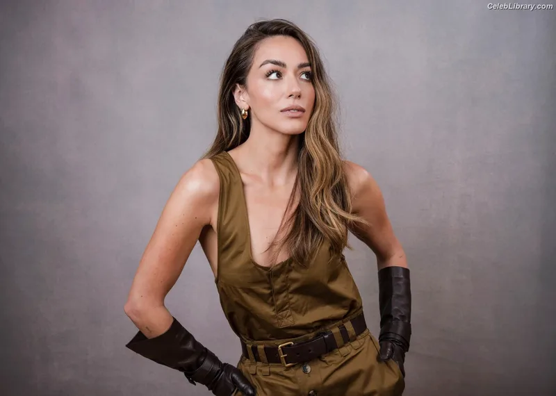 Chloe Bennet photo 2 of 841
