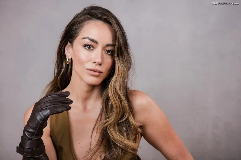 Chloe Bennet photo 4 of 841