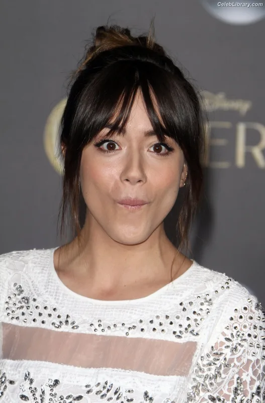 Chloe Bennet photo 19 of 841