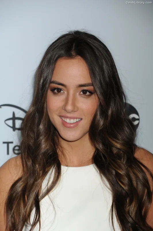Chloe Bennet photo 23 of 841