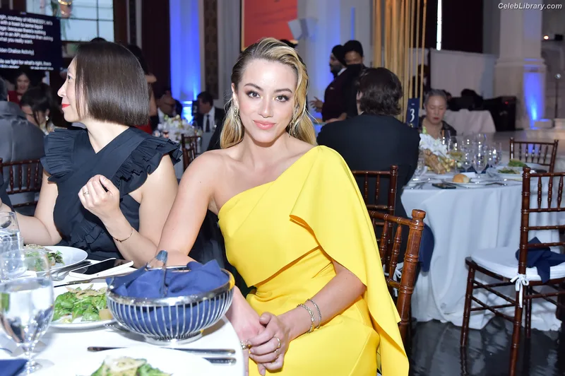 Chloe Bennet photo 20 of 841