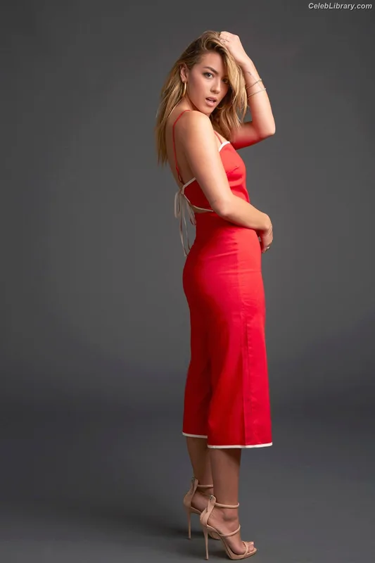 Chloe Bennet photo 22 of 841