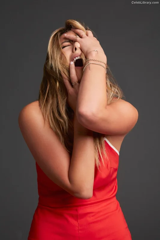 Chloe Bennet photo 23 of 841