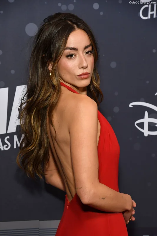 Chloe Bennet photo 8 of 841