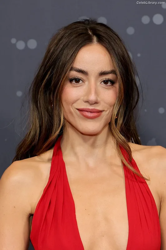 Chloe Bennet photo 17 of 841