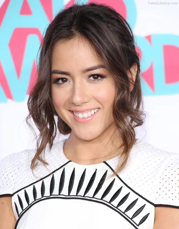 Chloe Bennet photo 9 of 841
