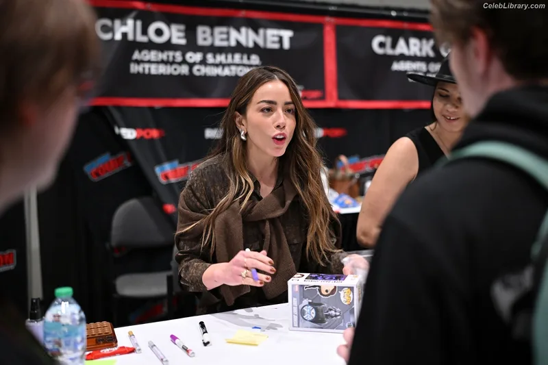 Chloe Bennet photo 16 of 841