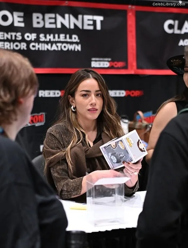 Chloe Bennet photo 18 of 841