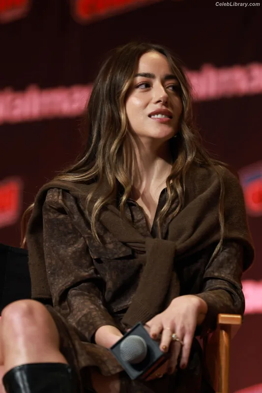 Chloe Bennet photo 19 of 841