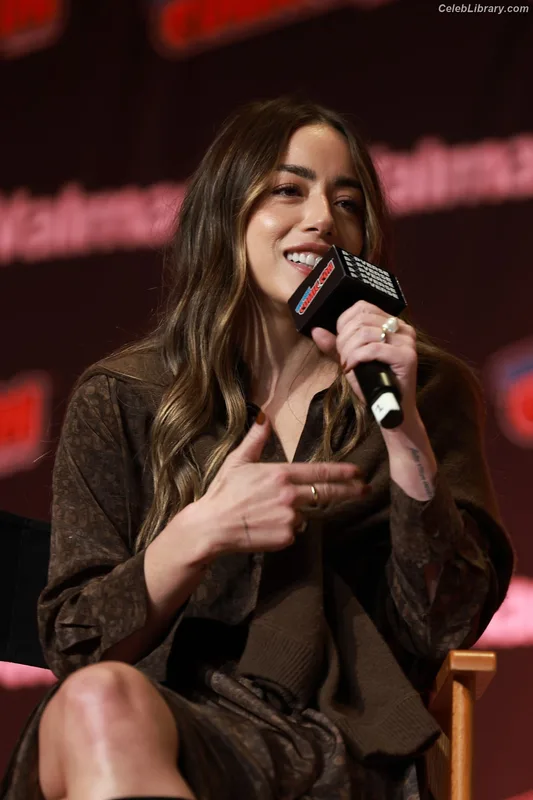 Chloe Bennet photo 20 of 841
