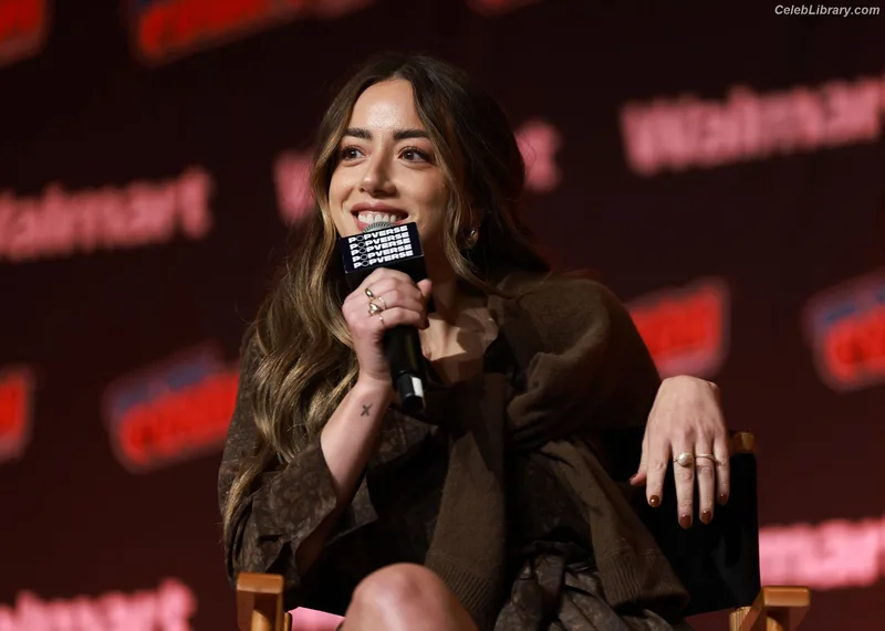 Chloe Bennet photo 22 of 841