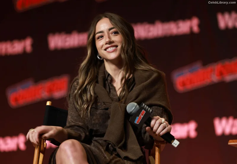 Chloe Bennet photo 23 of 841