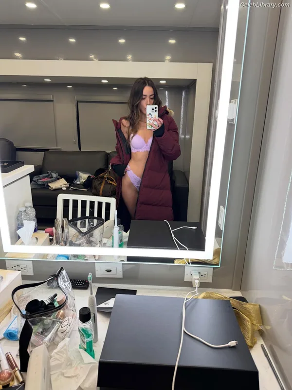 Chloe Bennet photo 16 of 841