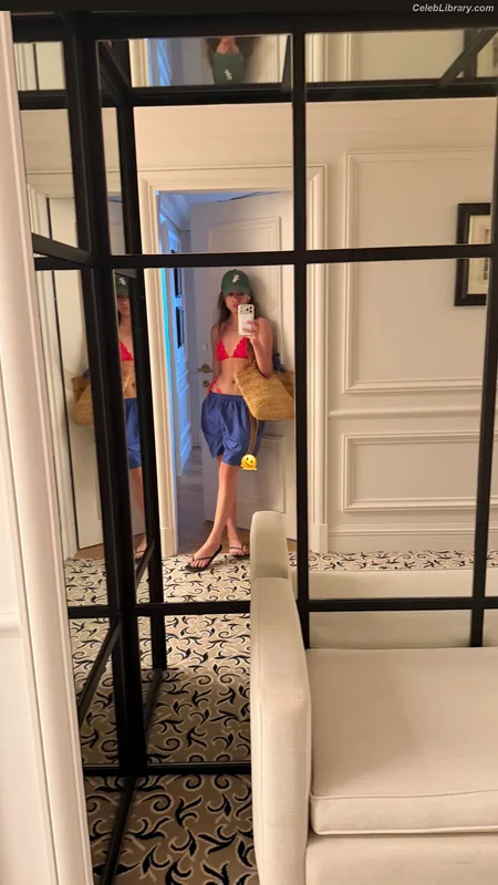 Chloe Bennet photo 16 of 841