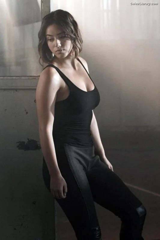Chloe Bennet photo 22 of 841