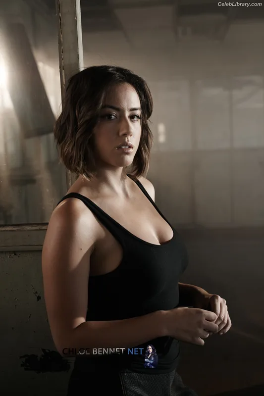Chloe Bennet photo 4 of 841