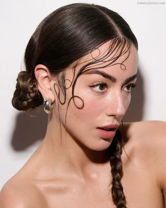 Chloe Bennet photo 13 of 841