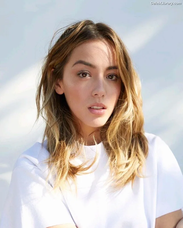 Chloe Bennet photo 18 of 841