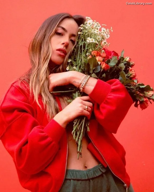 Chloe Bennet photo 20 of 841