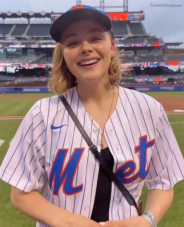 Chloë Grace Moretz photo 3 of 1748
