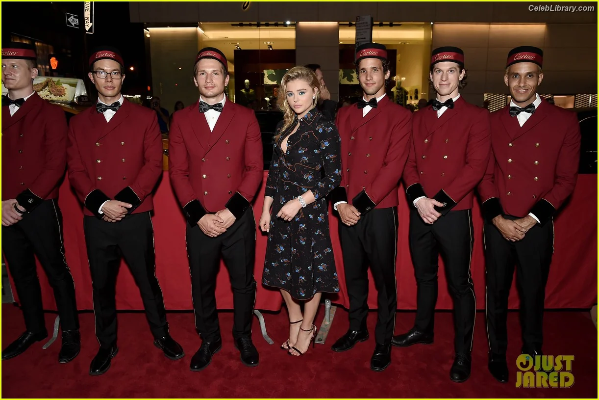 Chloë Grace Moretz photo 10 of 1748