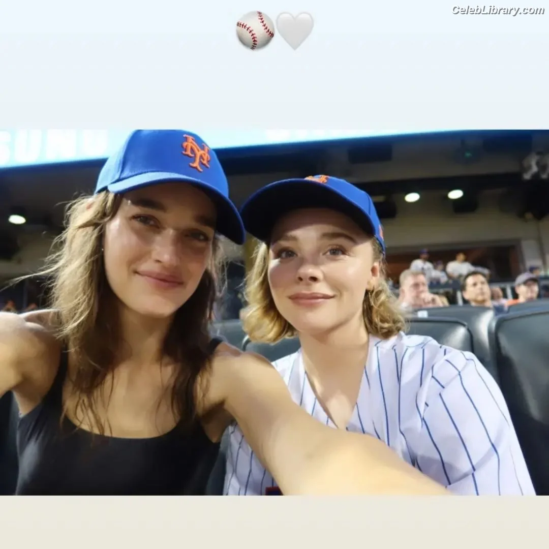 Chloë Grace Moretz photo 7 of 1748