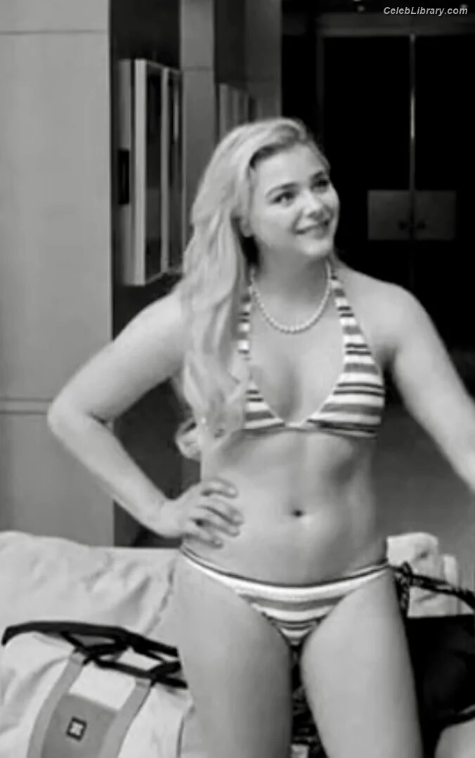 Chloë Grace Moretz photo 1 of 1748