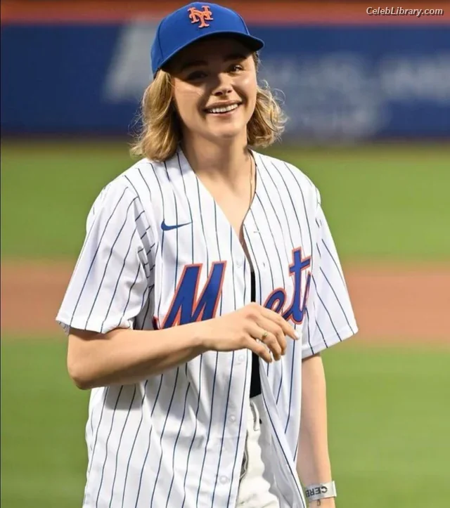 Chloë Grace Moretz photo 7 of 1748
