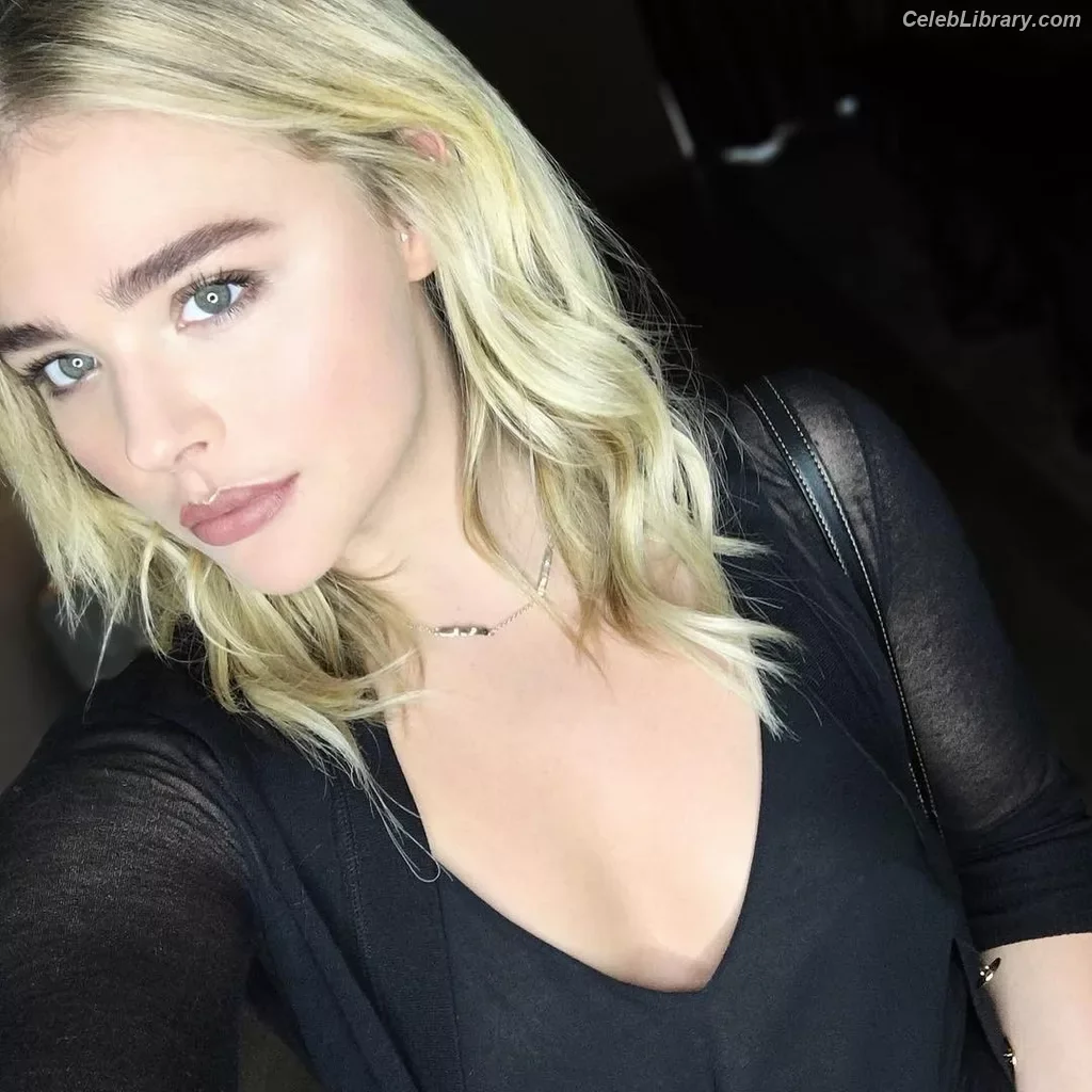 Chloë Grace Moretz photo 1 of 1748