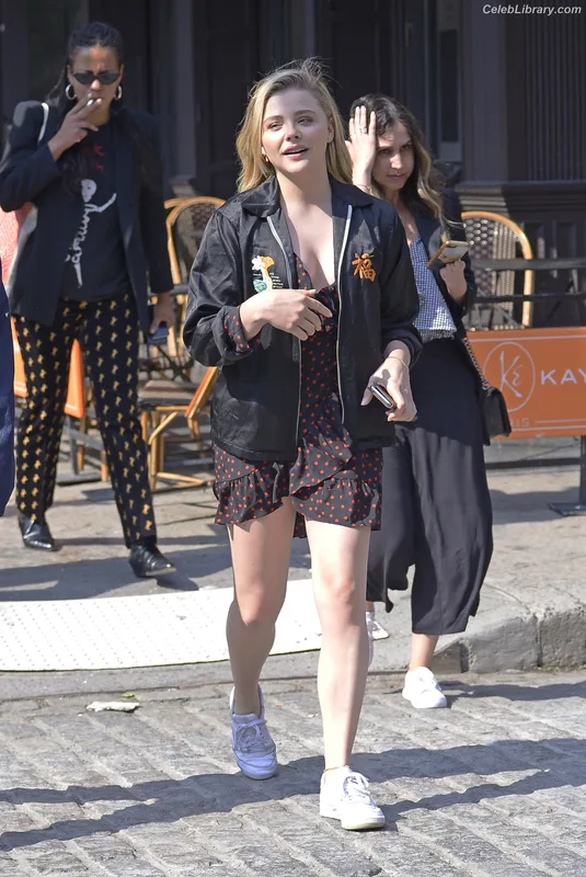 Chloë Grace Moretz photo 21 of 1749