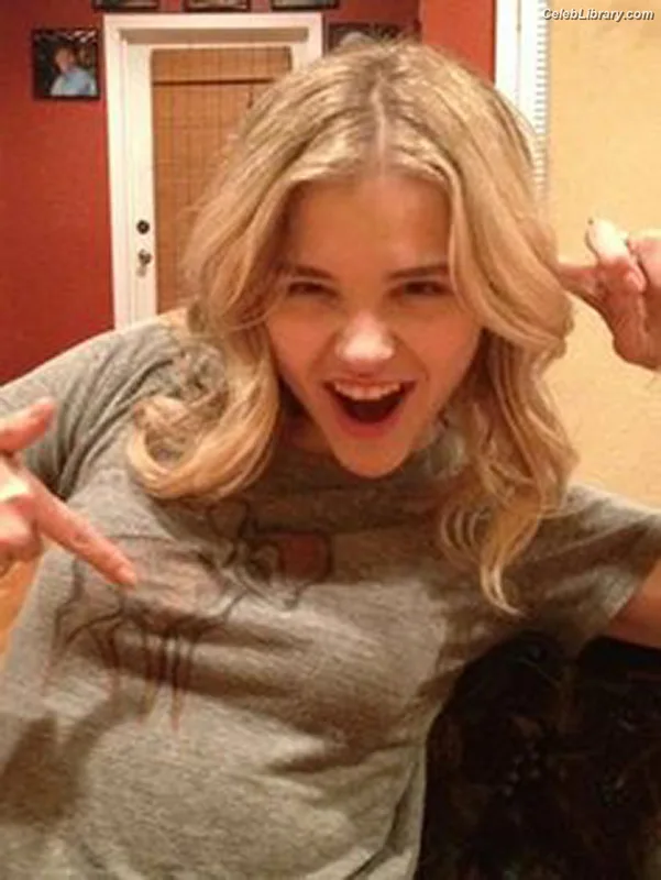 Chloë Grace Moretz photo 23 of 1749