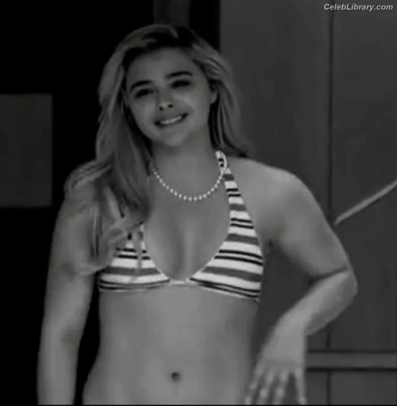 Chloë Grace Moretz photo 1 of 1749
