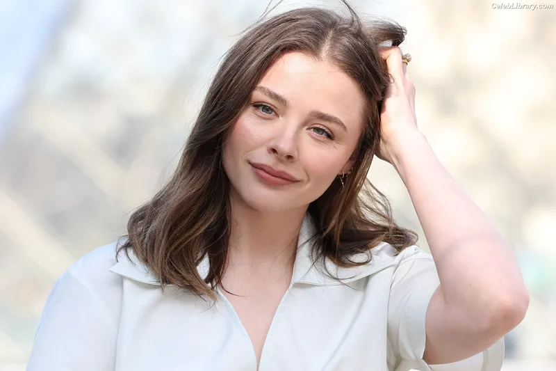 Chloë Grace Moretz photo 12 of 1749