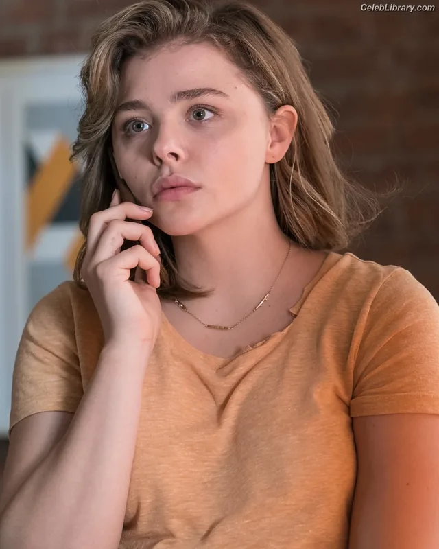 Chloë Grace Moretz photo 4 of 1749