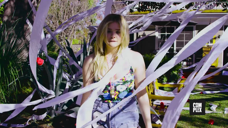 Chloë Grace Moretz photo 7 of 1749