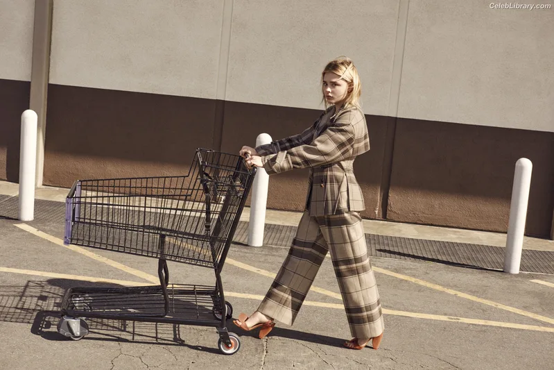 Chloë Grace Moretz photo 24 of 1749
