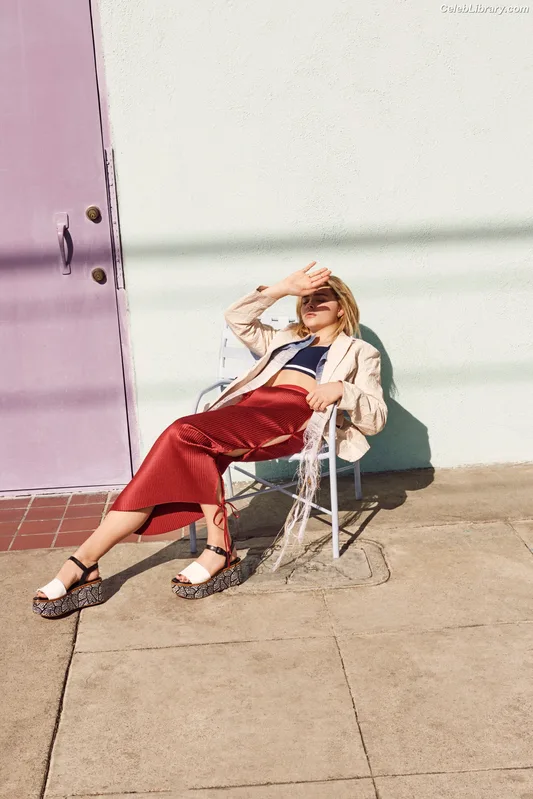 Chloë Grace Moretz photo 1 of 1749