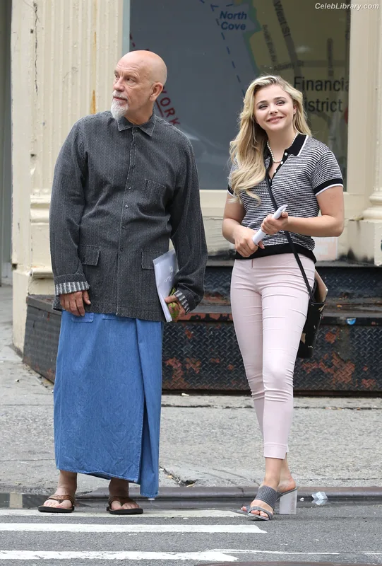 Chloë Grace Moretz photo 12 of 1749