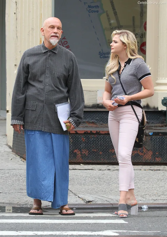 Chloë Grace Moretz photo 1 of 1749