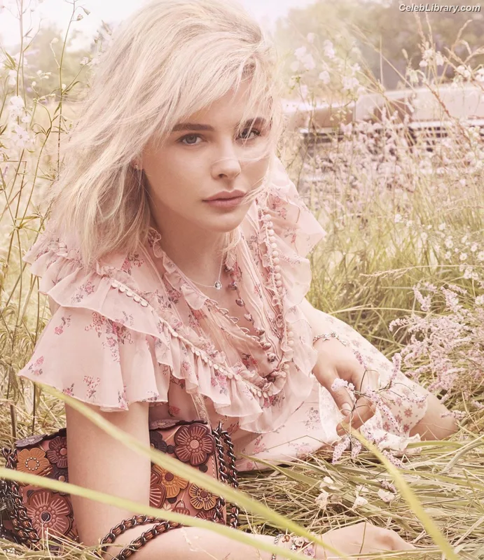 Chloë Grace Moretz photo 10 of 1749