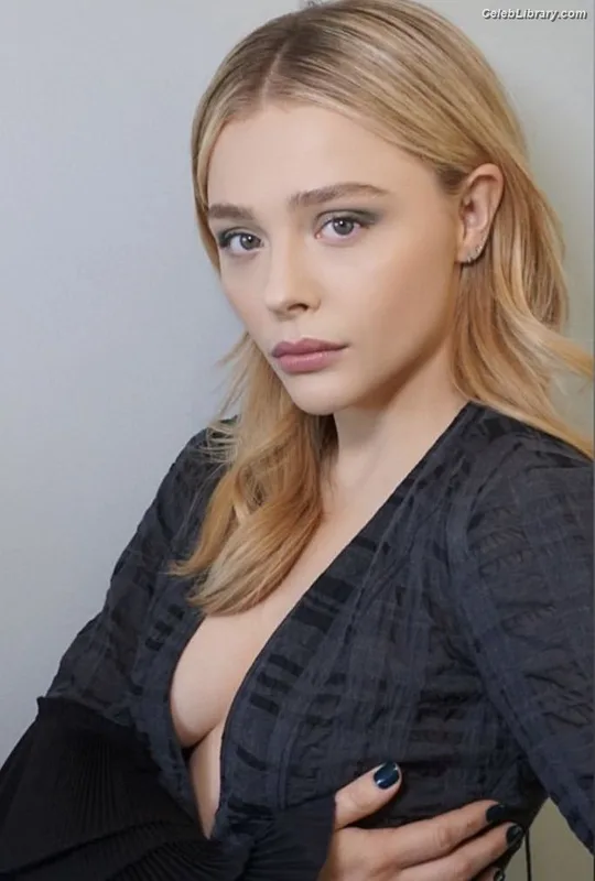 Chloë Grace Moretz photo 1 of 1749