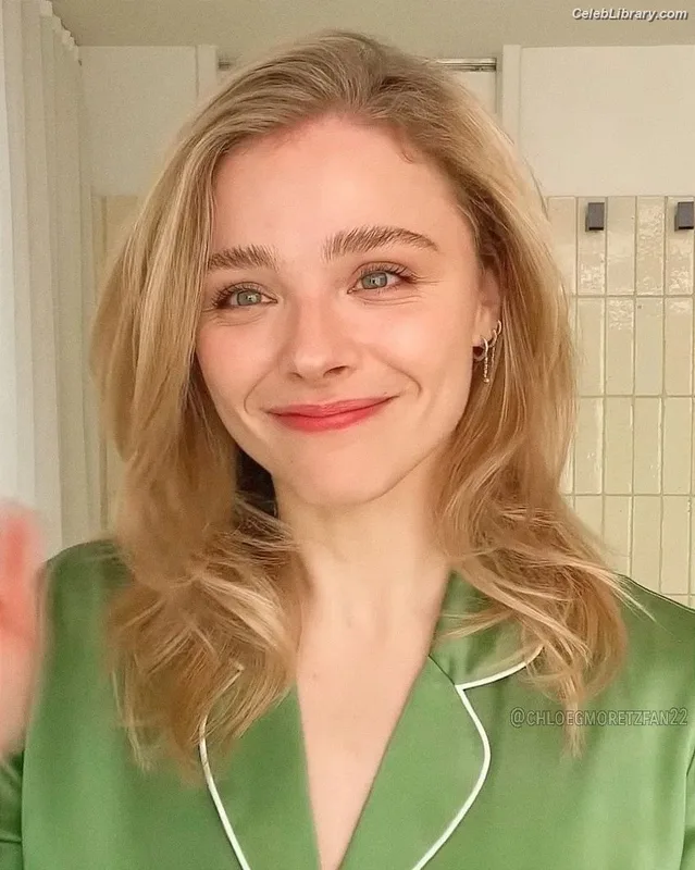 Chloë Grace Moretz photo 8 of 1749