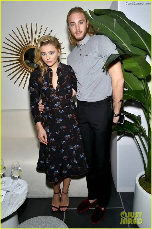 Chloë Grace Moretz photo 11 of 1749