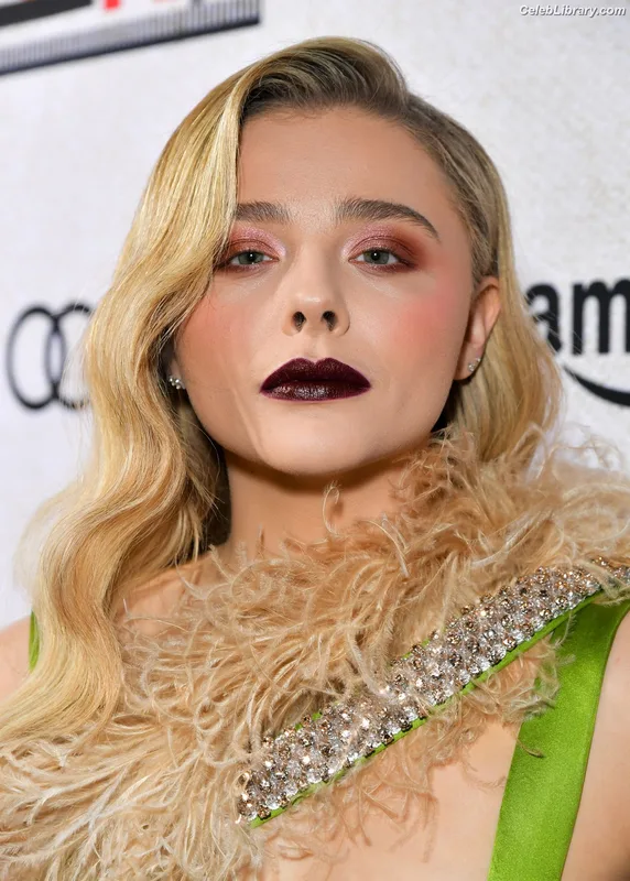 Chloë Grace Moretz photo 4 of 1749