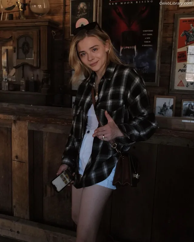 Chloë Grace Moretz photo 11 of 1749