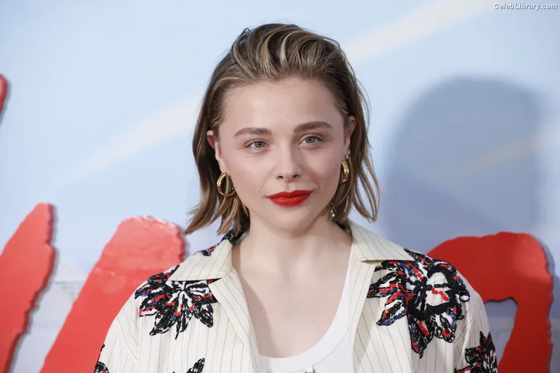 Chloë Grace Moretz photo 7 of 1749