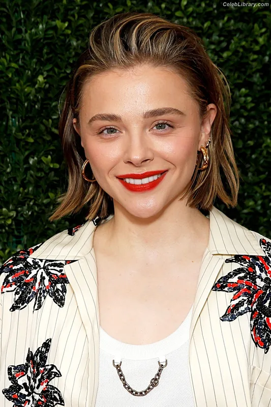 Chloë Grace Moretz photo 21 of 1749