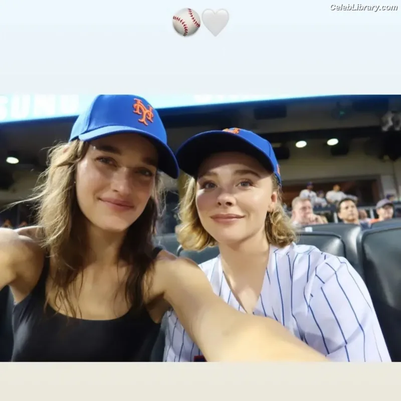 Chloë Grace Moretz photo 7 of 1749