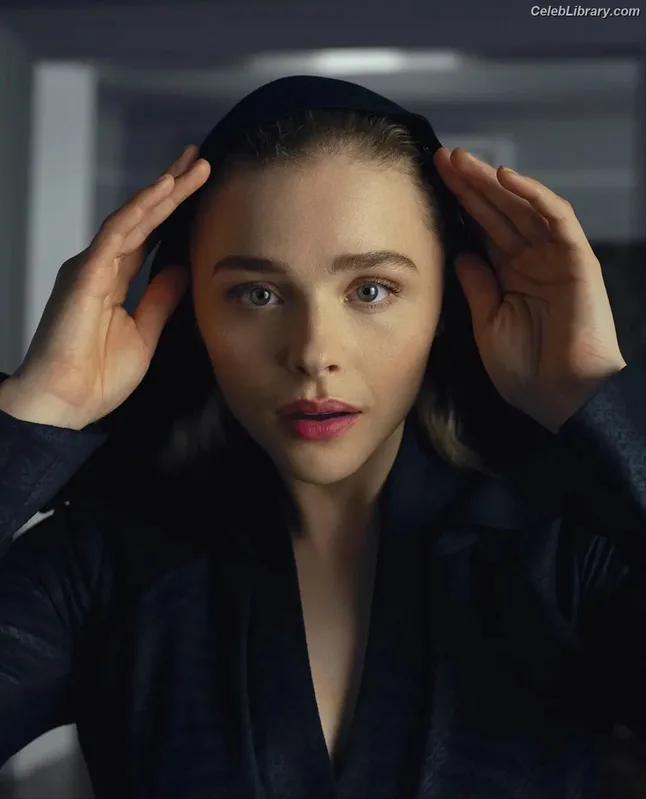 Chloë Grace Moretz photo 24 of 1749